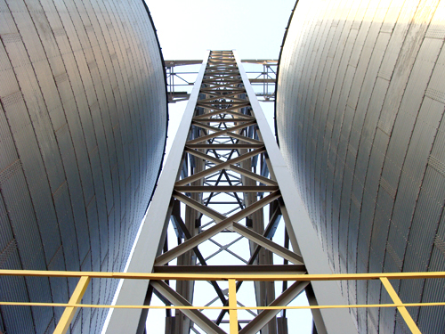 alt="corrugated galvanized steel silo"